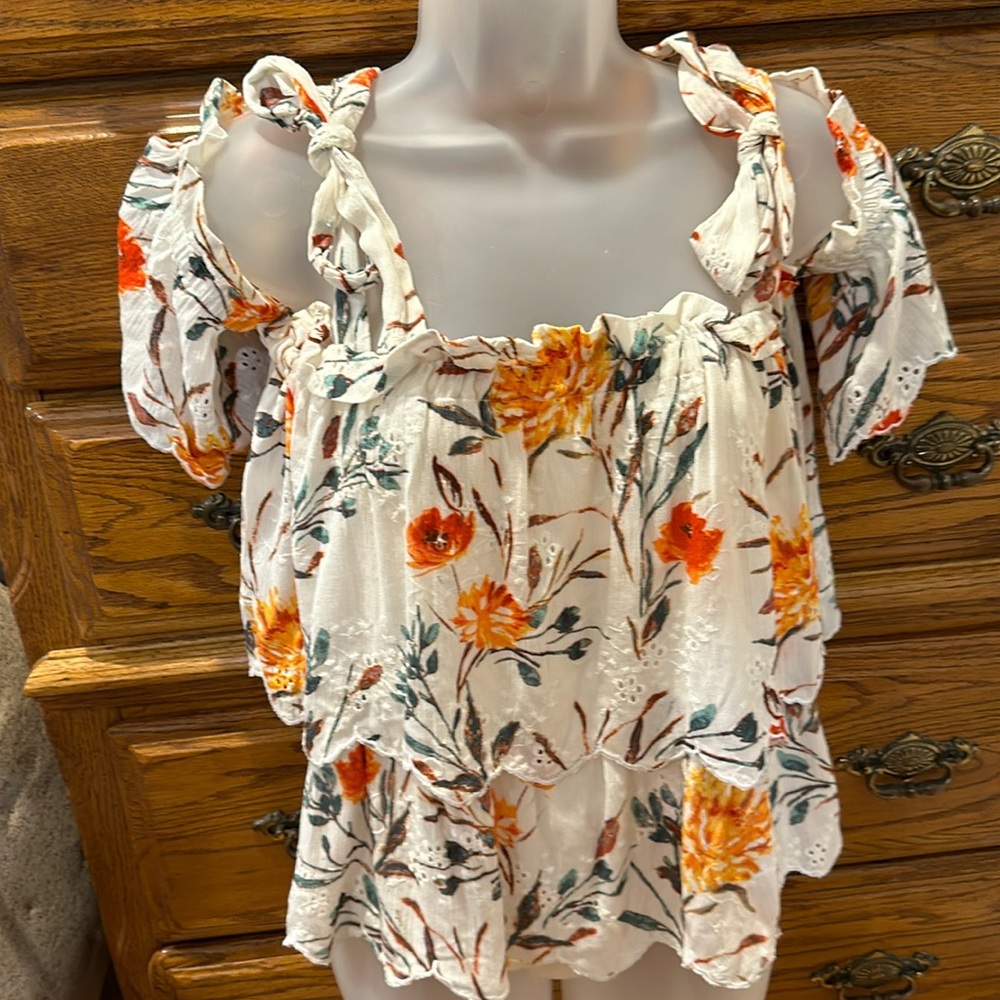Flowered blouse cold shoulder